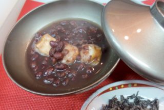 ぜんざいのサービスをしております。