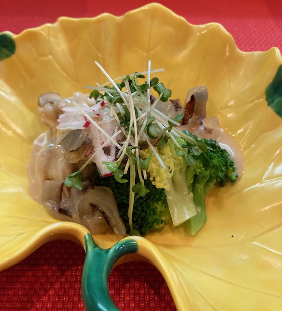 ブロッコリー、生クラゲ、きのこ胡麻和え